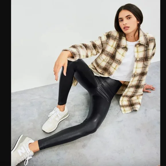 Aritzia Wilfred Free Black Daria Pant High-waisted Vegan Leather leggings, M - Picture 3 of 6